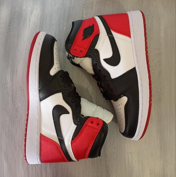 Jordan 1 Retro High Satin Black Toe 2019 Women's Size 6 - Picture 6 of 15